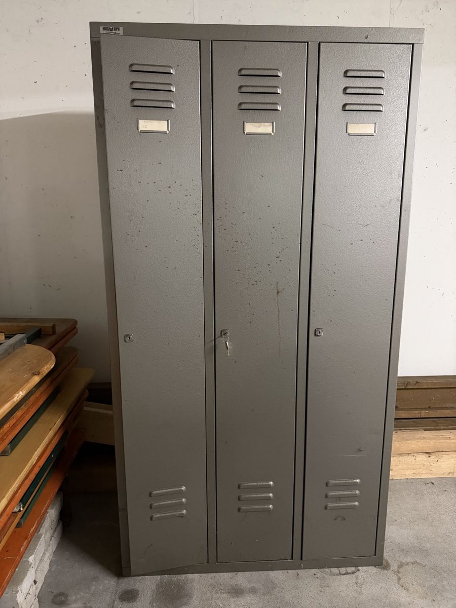 Guardaroba: Spindschrank Emag-Norm 3 Abteile – Usato da Lenzburg venduto da To