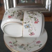2x Tasse mit Unterteller und Silbriges Plateau