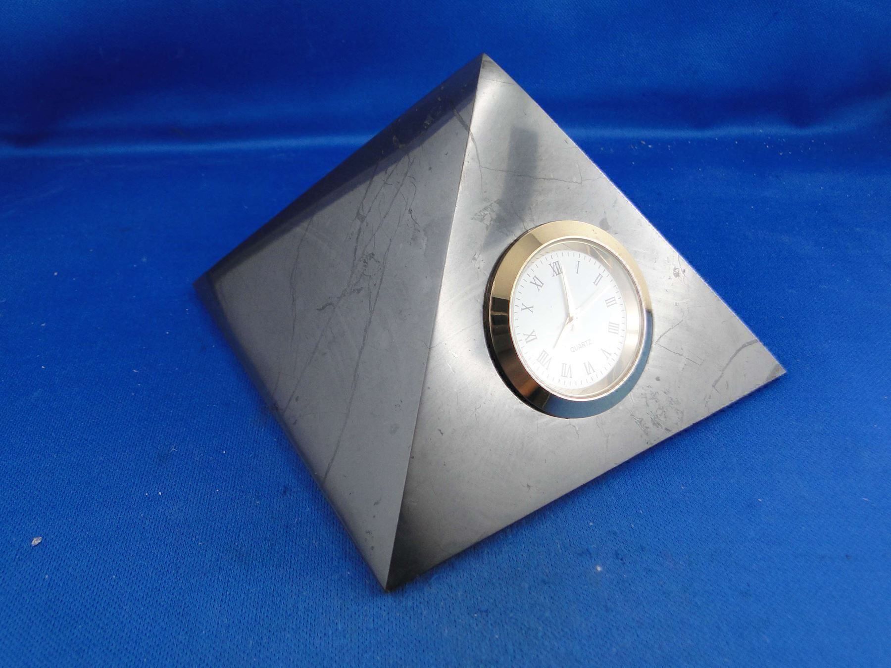 Minerali & Pietre curative: Shungit-Pyramide mit Uhr – Usato da Schinznach Bad venduto da Demerald 5