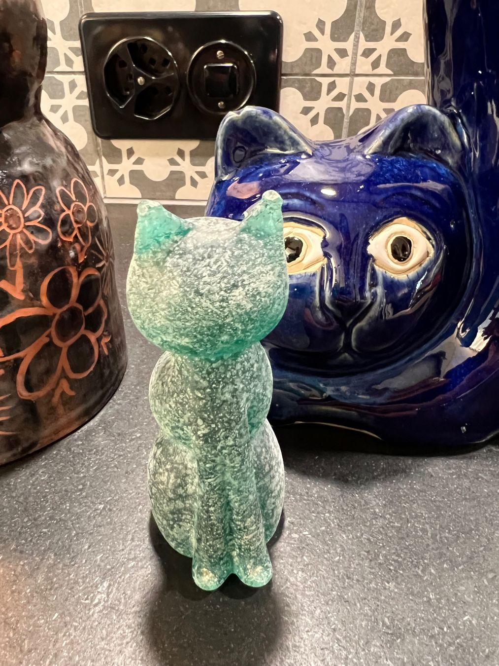 Murano Statuette: Murano Italy cat & 2 ceramic cats – Nuovo (secondo la descrizione) da Lausanne venduto da NYC67 7