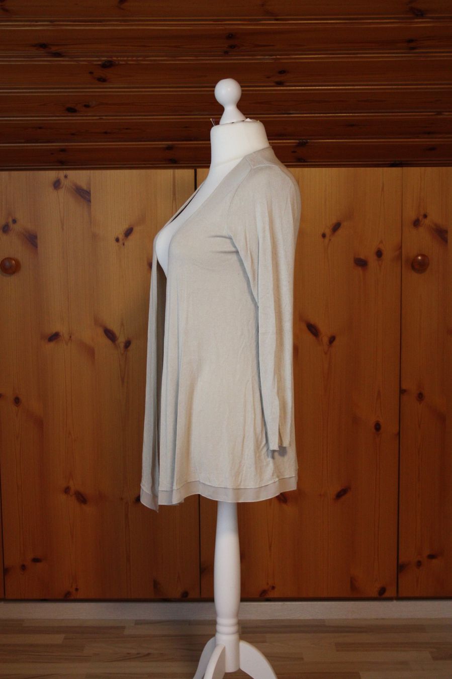 Giacche: Strick - Jacke mit Voile-Saum beige Gr. L – Usato da Flüelen venduto da Diversicum-Textil 1