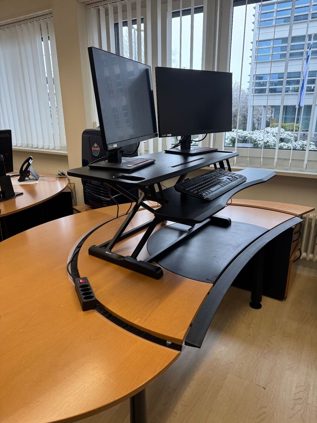 Staffa per monitor: Neomounts Stand-sit workplace table/desk – Usato da Zug venduto da E.Adrian 2