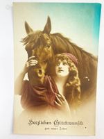 Fotopostkarte Frau mit Pferd Handkoloriert - um 1920 Antik