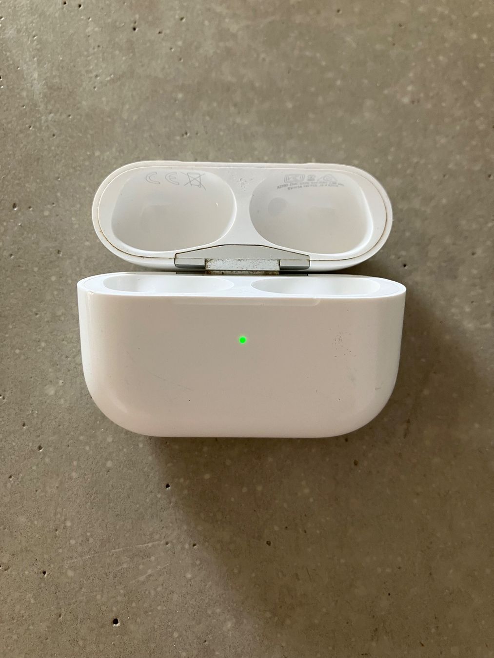 Apple Kopfhörer: Apple AirPods Pro 1 Charging Case – Gebraucht aus Lausanne von mr.v