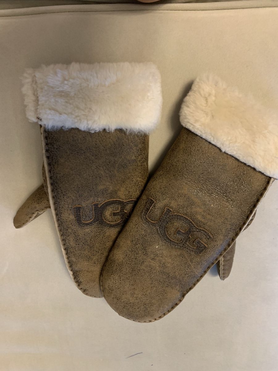 Ugg Guanti & manicotti: UGG Handschuhe  – Usato da Bergdietikon venduto da zor_856j 3