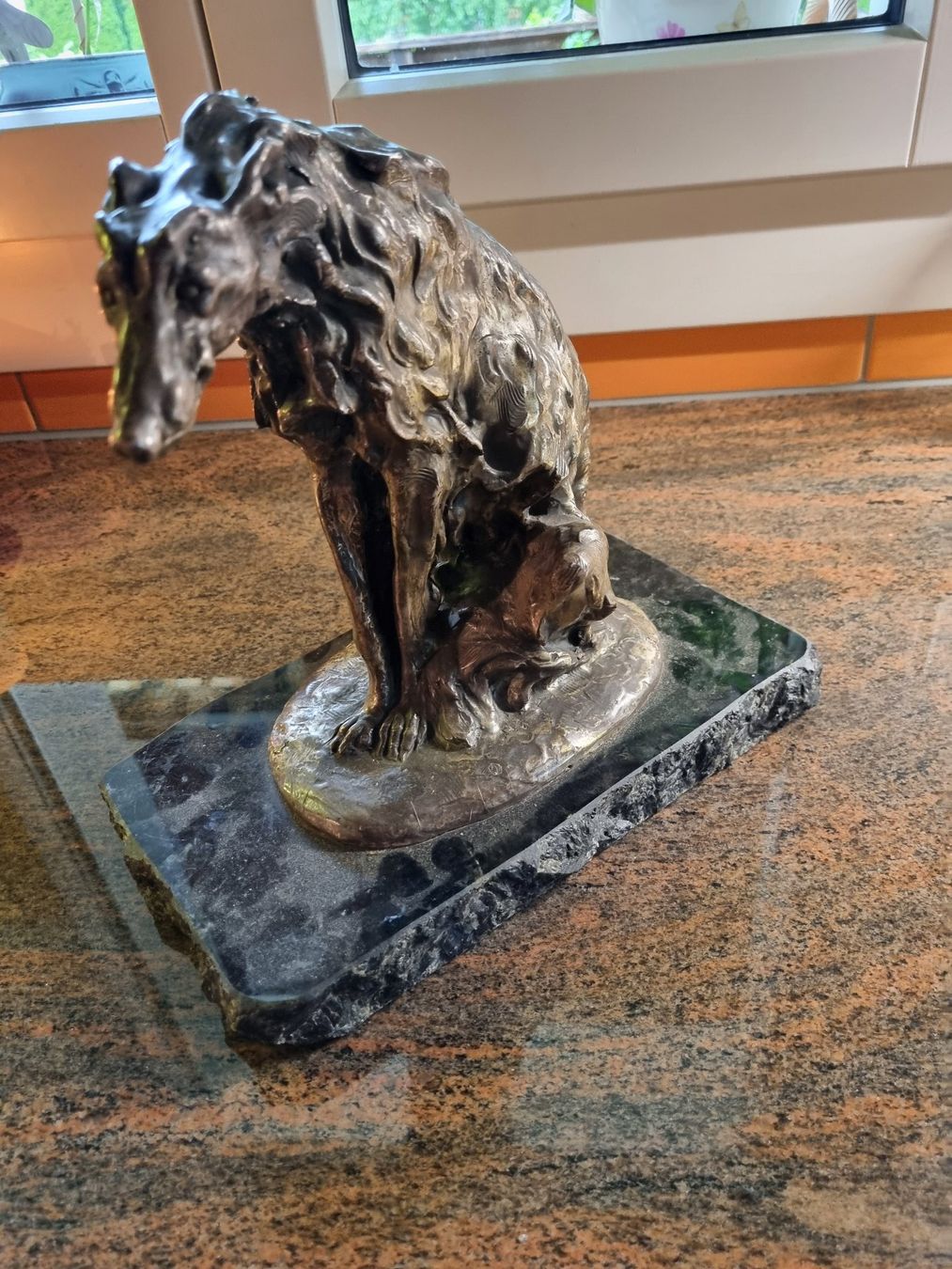 Sculture & Statue: Antiker Windhund auf Marmorsockel – Usato da Trachslau venduto da post35 1