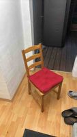4x Essstuhl aus Holz mit 2xrotem und 2xgrünem Sitzpolster