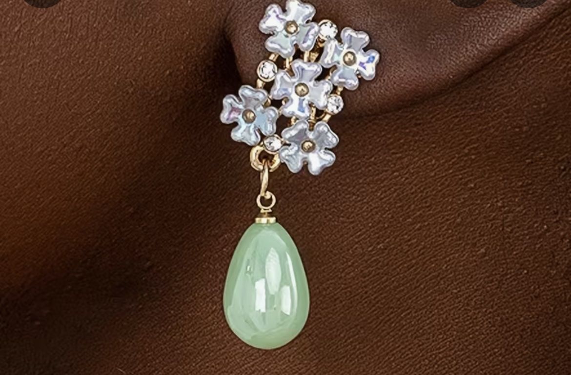Boucles d'oreille: Lindgrüne Ohrringe mit glitzernden Blumen – Neuf avec emballage d'origine à Saanen par SoniaMichaela 1