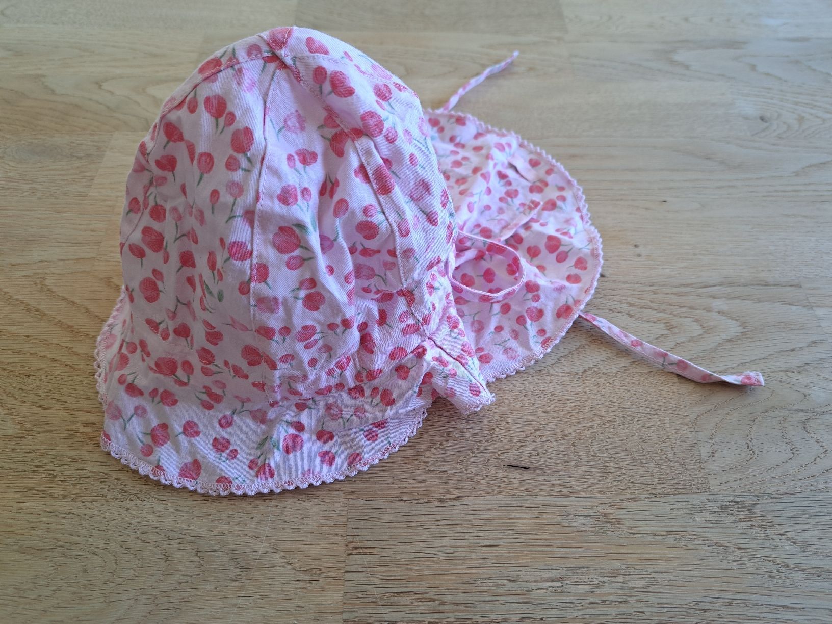 Maximo Altro abbigliamento per bambina: Maximo Sonnenhut mit Blütenmuster, KU 49 cm – Usato da Bergdietikon venduto da Staphylococcus 2