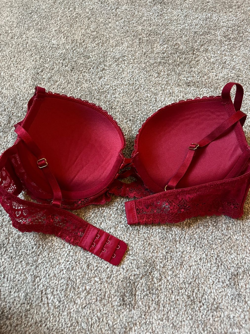 Altra biancheria intima: Bordeaux roter BH mit Spitze, Grösse 85B – Usato da Kriessern venduto da loolah 3