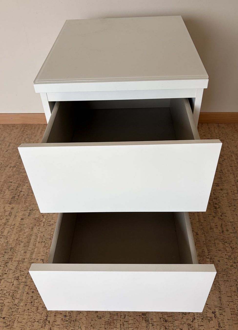 Ikea Comodini: Nachttisch mit 2 Schubladen und Glasabdeckung – Usato da Oberurnen venduto da rol_d5yj 2