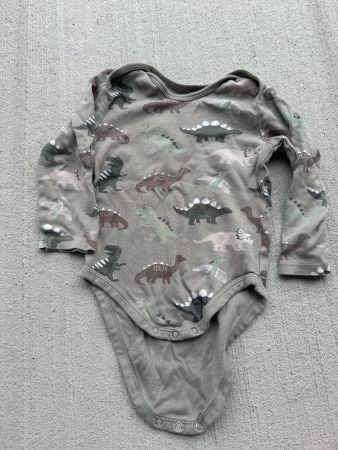 Body mit Dinosauriermuster