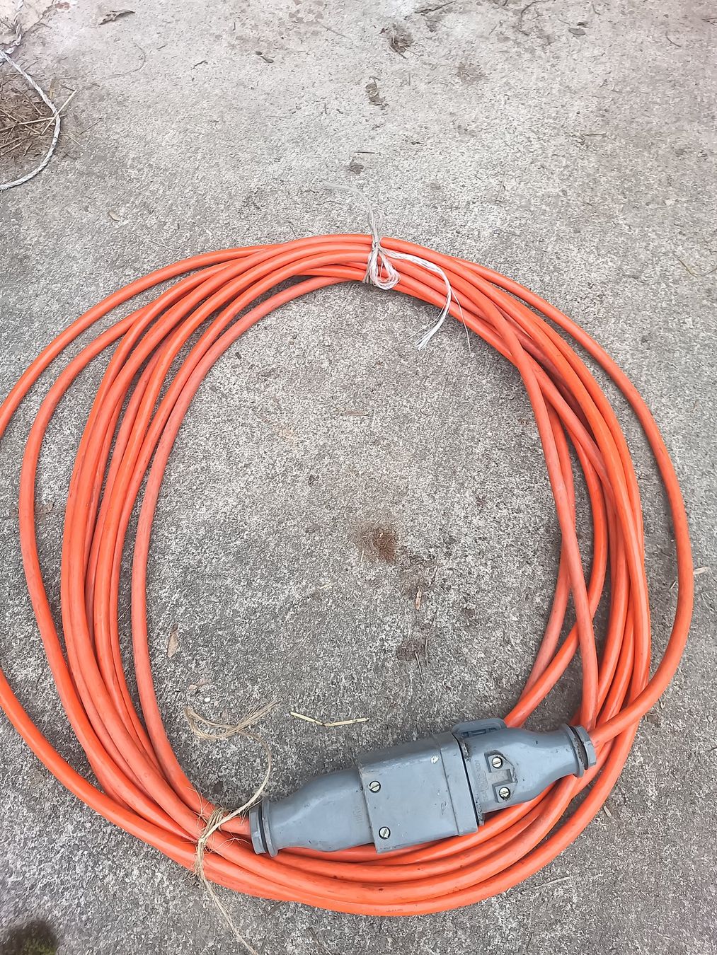 Alimentazione elettrica: Verlängerungs-Stromkabel mit 25A Stecker – Usato da Solothurn venduto da Lapi