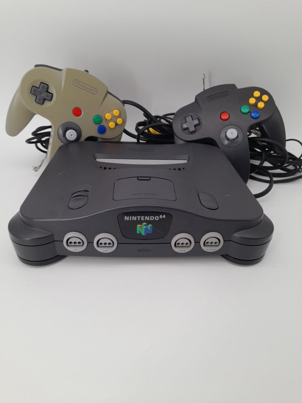 Nintendo Console: Console Nintendo 64 avec deux manettes – Usato da Delémont venduto da Loccaze2015