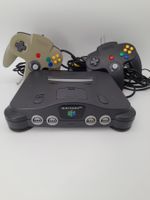 Console Nintendo 64 avec deux manettes