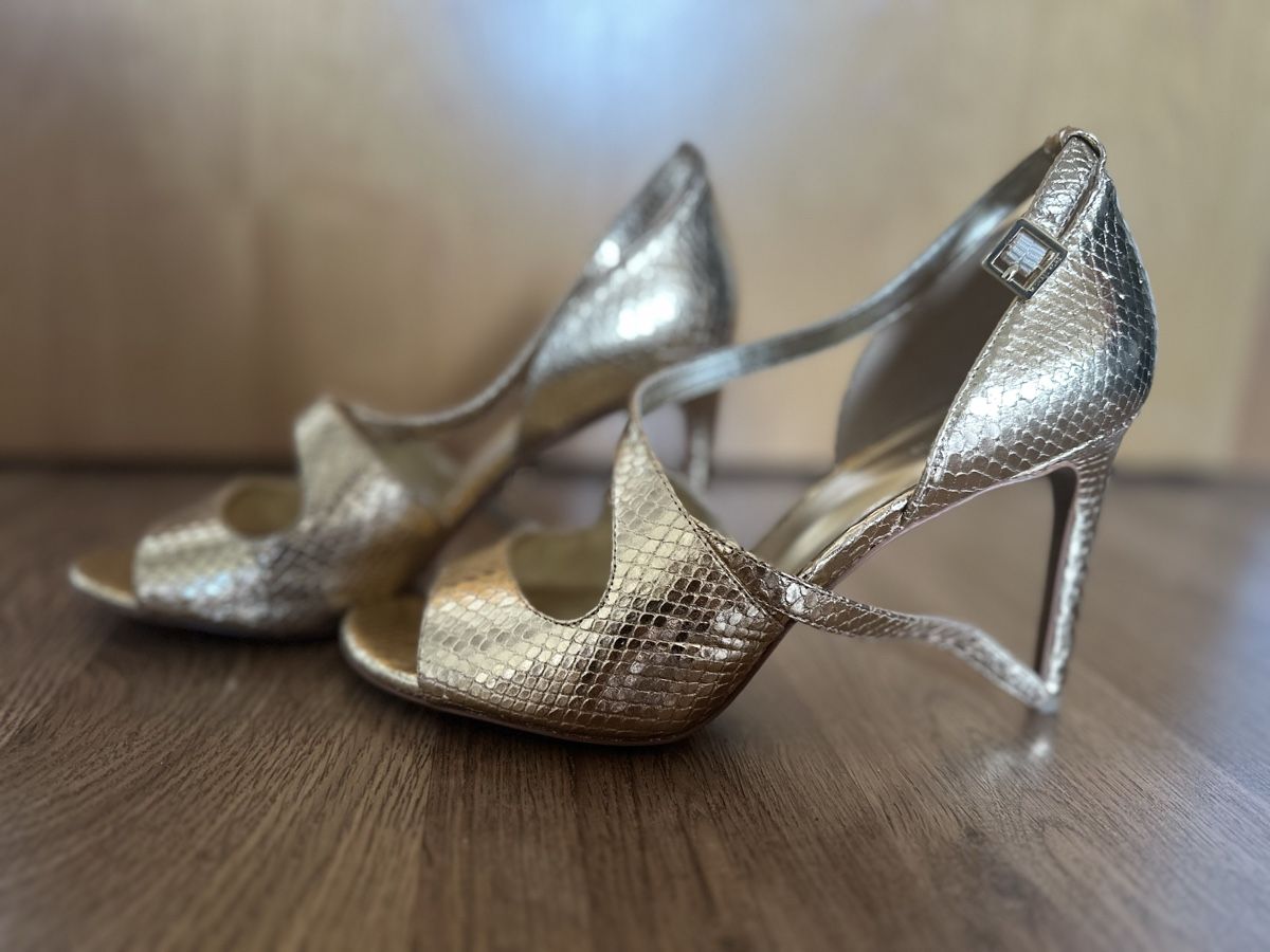 Michael Kors Scarpe da donna: Goldene Michael Kors High Heels Gr. 40 – Nuovo (secondo la descrizione) da Triesenberg venduto da Angve