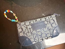 Calvin Klein Handgelenktasche, Grau/Dunkelblau