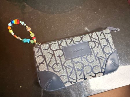 Calvin Klein Handgelenktasche, Grau/Dunkelblau