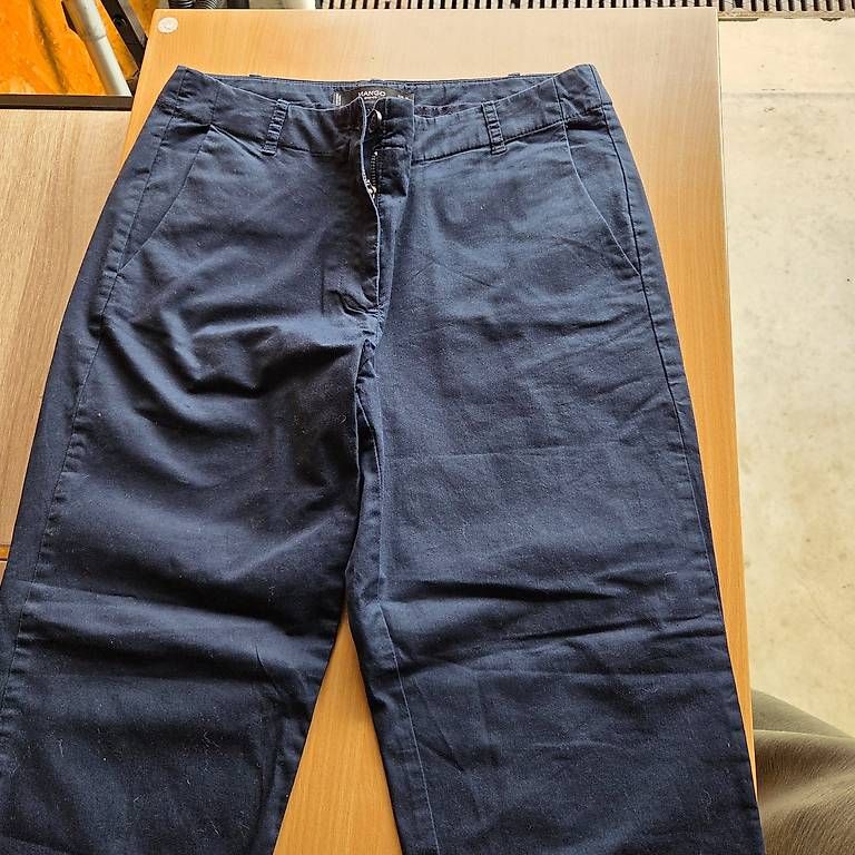 Pantalons: Pantalon bleu 7/8 Mango T.38 – D'occasion à Bassecourt par l.carnal 1