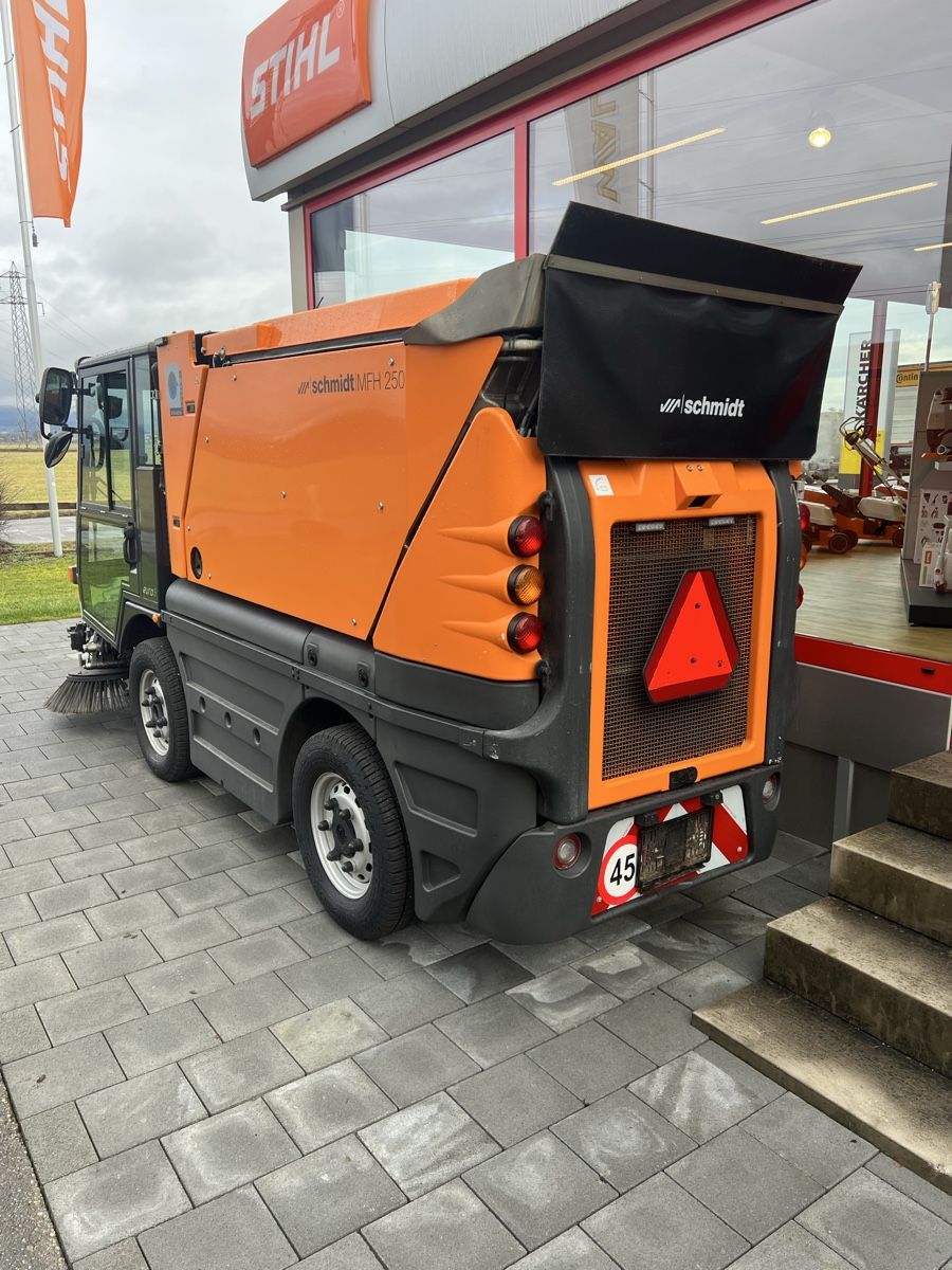 Tutte le macchine: Kehrmaschine Schmidt Swingo 200 – Usato da Subingen venduto da Grace 2