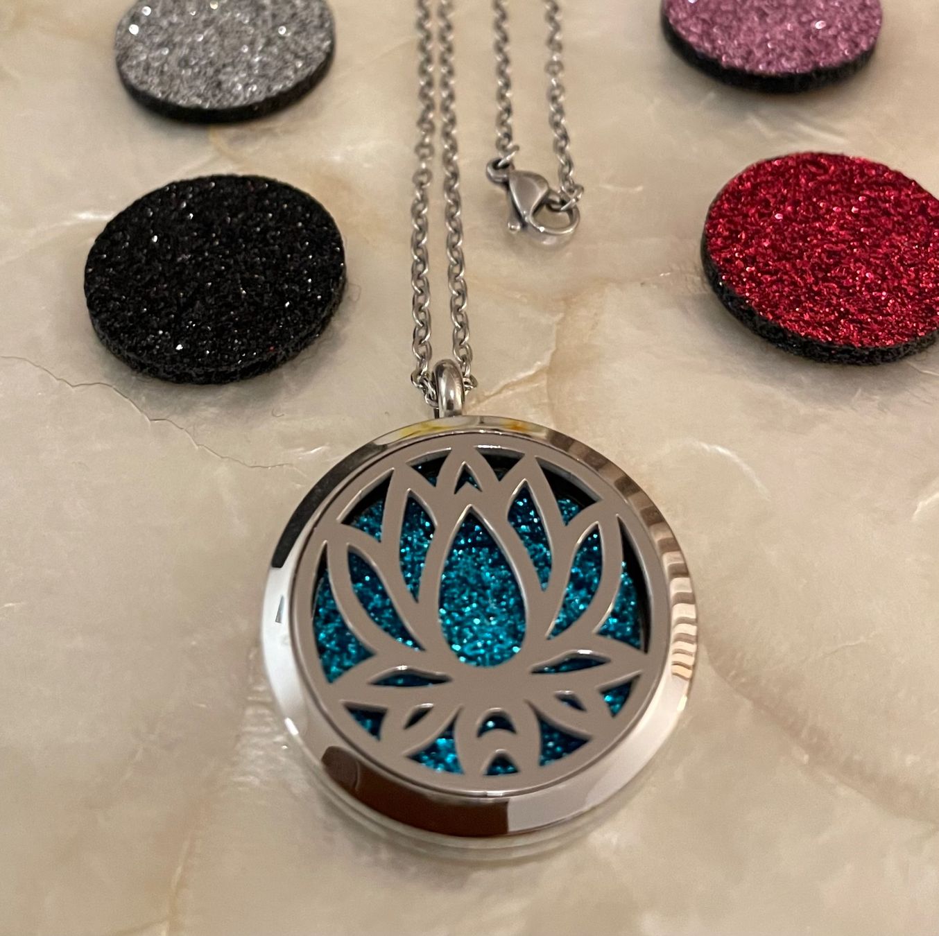 Catenine: Kette mit Lotusblumen-Anhänger – Nuovo (secondo la descrizione) da Strengelbach venduto da Chiavara 2