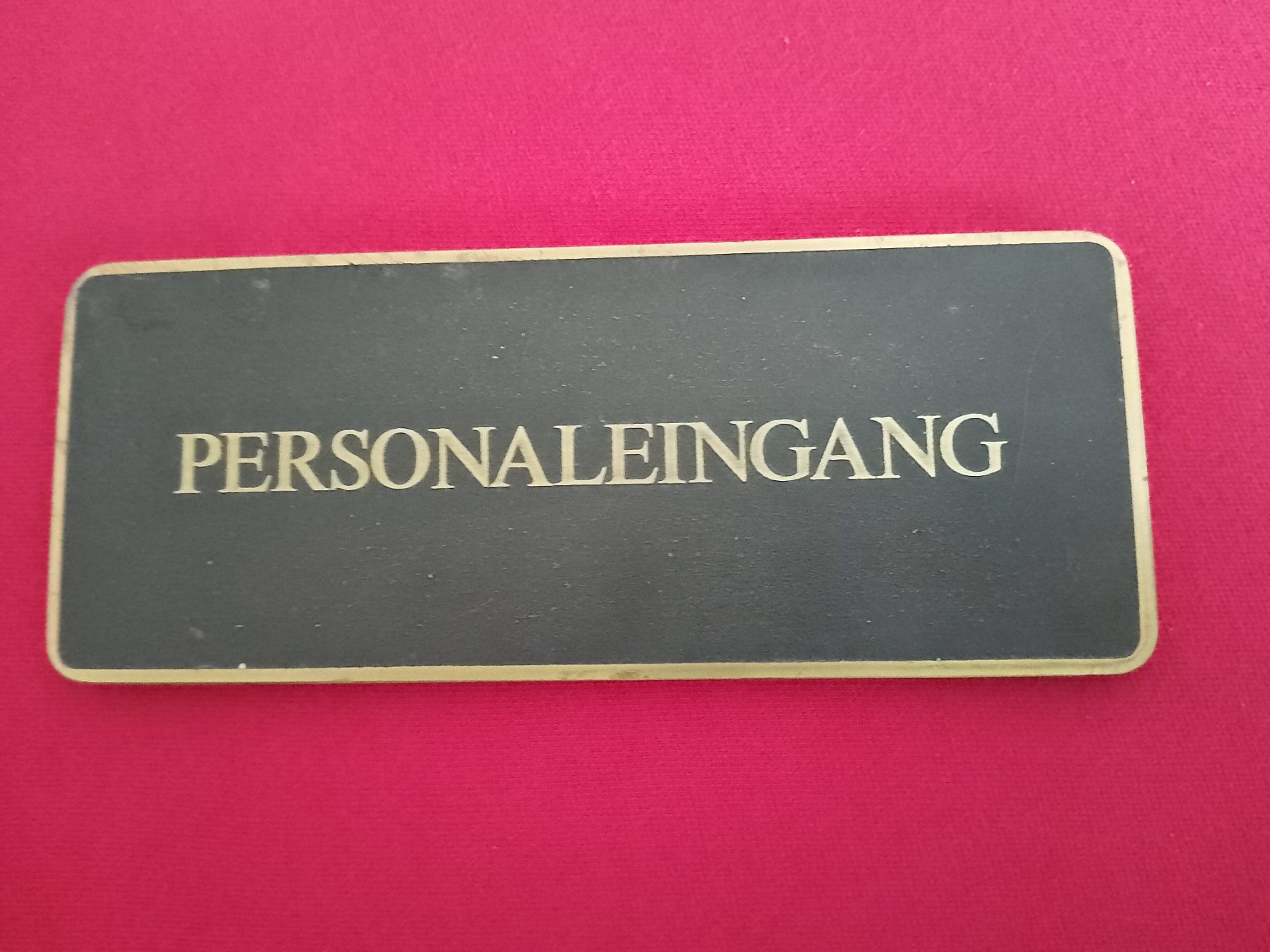 Insegne: Retro Schild "Personaleingang" - Vintage Look Messing – Usato da Egg b. Zürich venduto da egres50