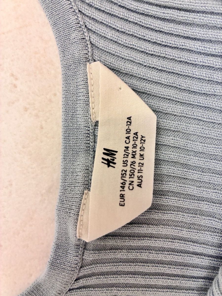 Lotti & Set di vestiti: Paquet de 5 Habits= 2 bas; 1 haut sans manche; 2 pull  – Usato da Fribourg venduto da Veronique22 5