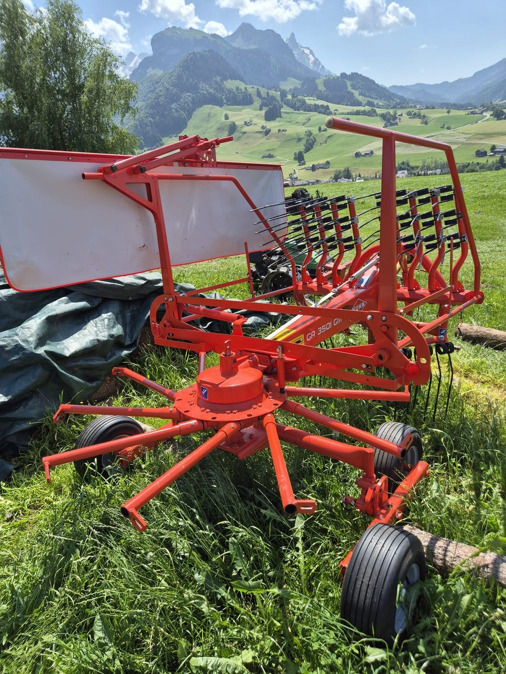 Kuhn Raccolta foraggio grezzo: Kreiselschwader – Usato da Kerns venduto da L3514 1