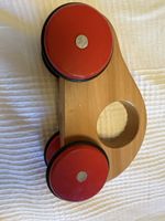 Spielzeugauto aus Holz mit roten Rädern guter Zustand