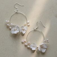 Braut-Schmuck Kreolen mit Keramikblüten silbern mit  Perlen