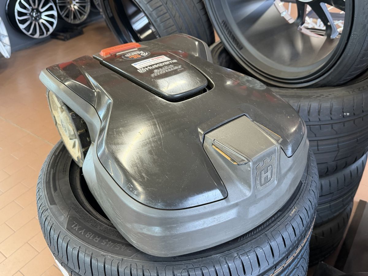 Husqvarna Tagliaerba: Automower Husqvarna 305  – Usato da Courrendlin venduto da shopwheels