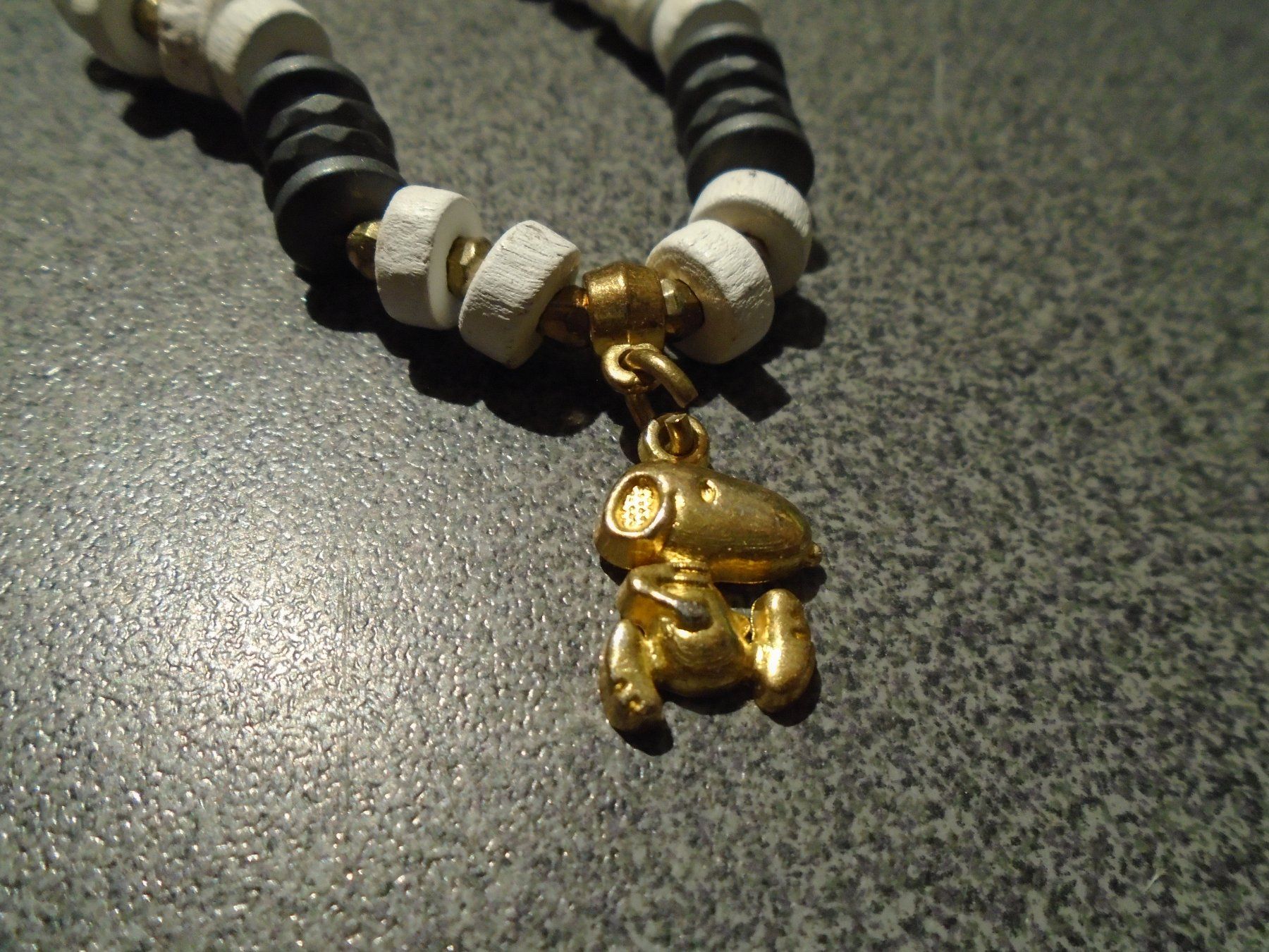 Bracciali & Braccialetti: Armband weiss/grau, Anhänger Snoopy – Usato da Zürich venduto da abraxas1291 1