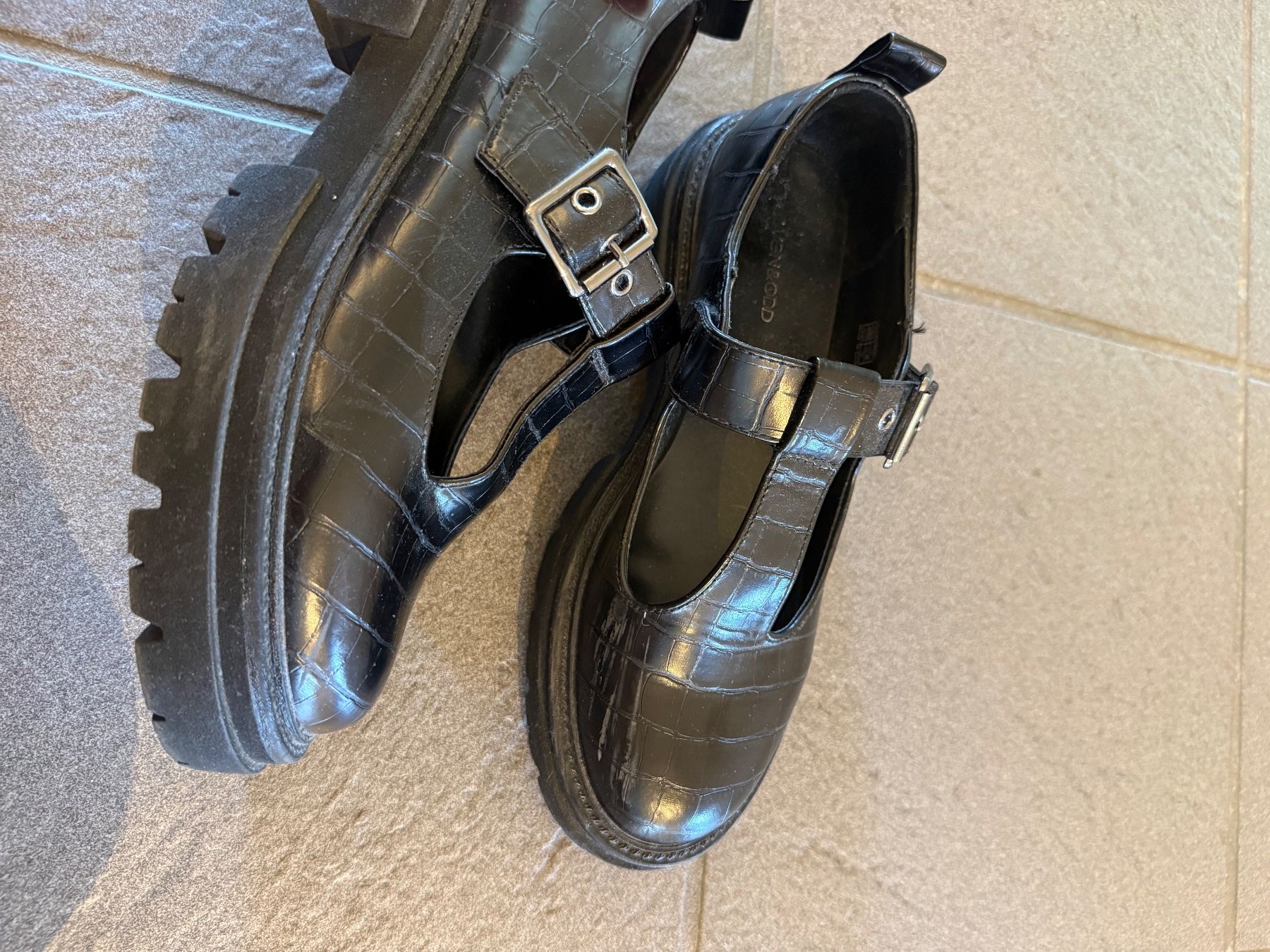 Scarpe da donna: Schwarze Schuhe – Usato da Bern venduto da Josefineee 2