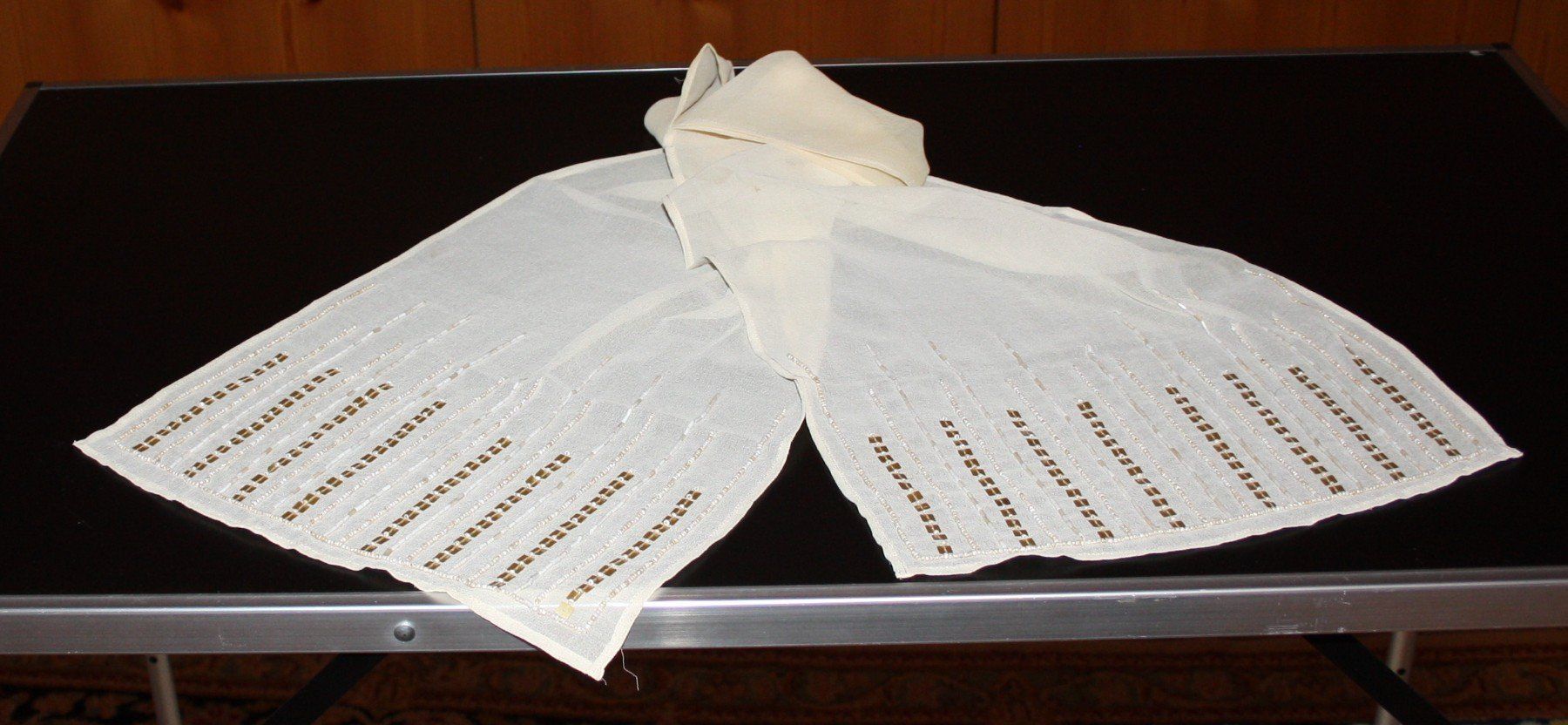 Foulard & Sciarpe: Schal vanille mit Perlen – Usato da Flüelen venduto da Diversicum-Textil