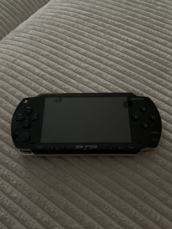 Trader Games - CONSOLE SONY PLAYSTATION PORTABLE (PSP 2000) SILVER