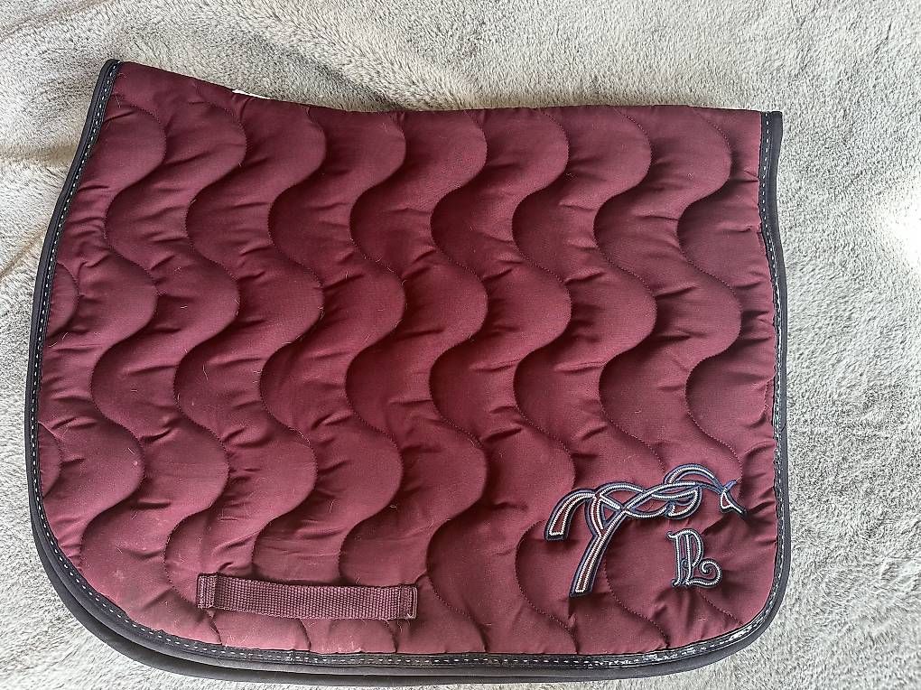 Decken: Tapis de selles Pénélope leprevost  bordeau  – Gebraucht aus Genève von ger_7jy8