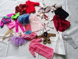 Lot 22 Teile Barbie Kleider/Puppenkleider ca. 70er/80er Jahr