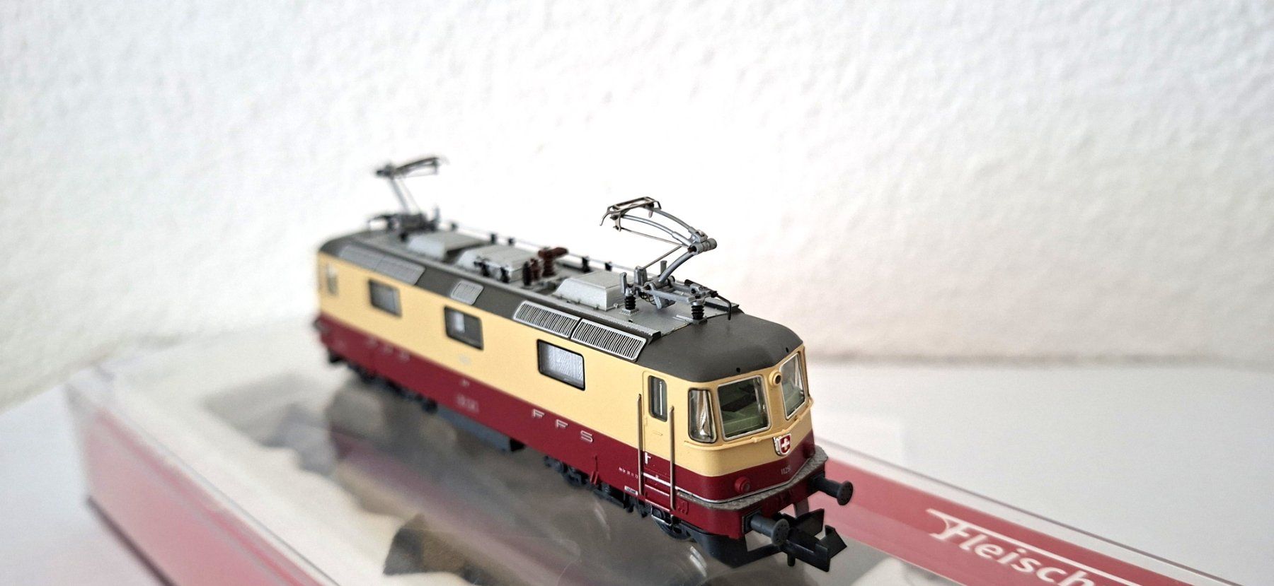 Fleischmann Modellini di ferrovie: Fleischmann Re 4/4 II " TEE " 732400 – Nuovo e nell'imballaggio originale da Biberist venduto da Ntrains 1