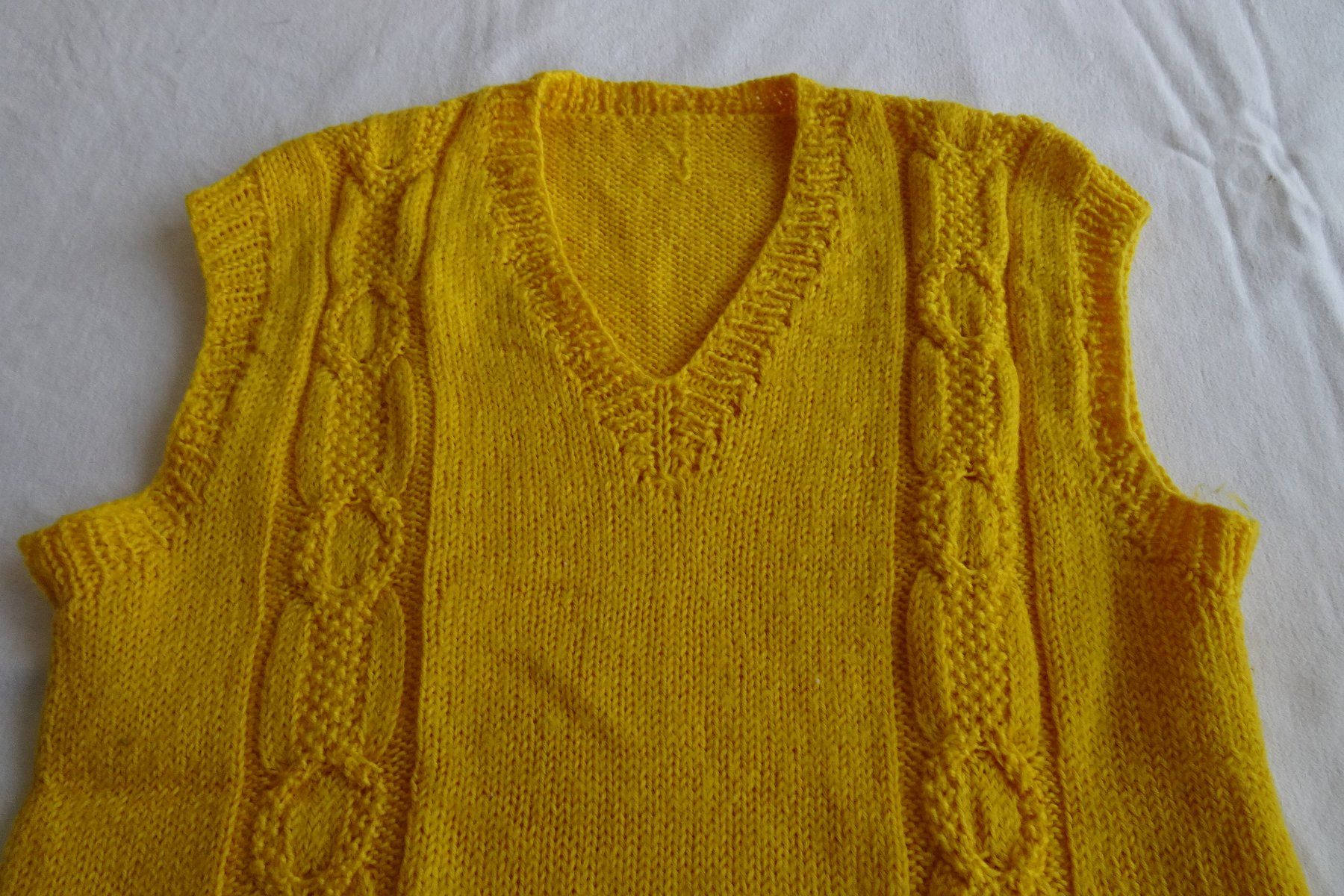 Maglioni & Felpe: gelber Pullunder handgestrickt ca. Gr. S – Usato da Strengelbach venduto da schmetterling20 1