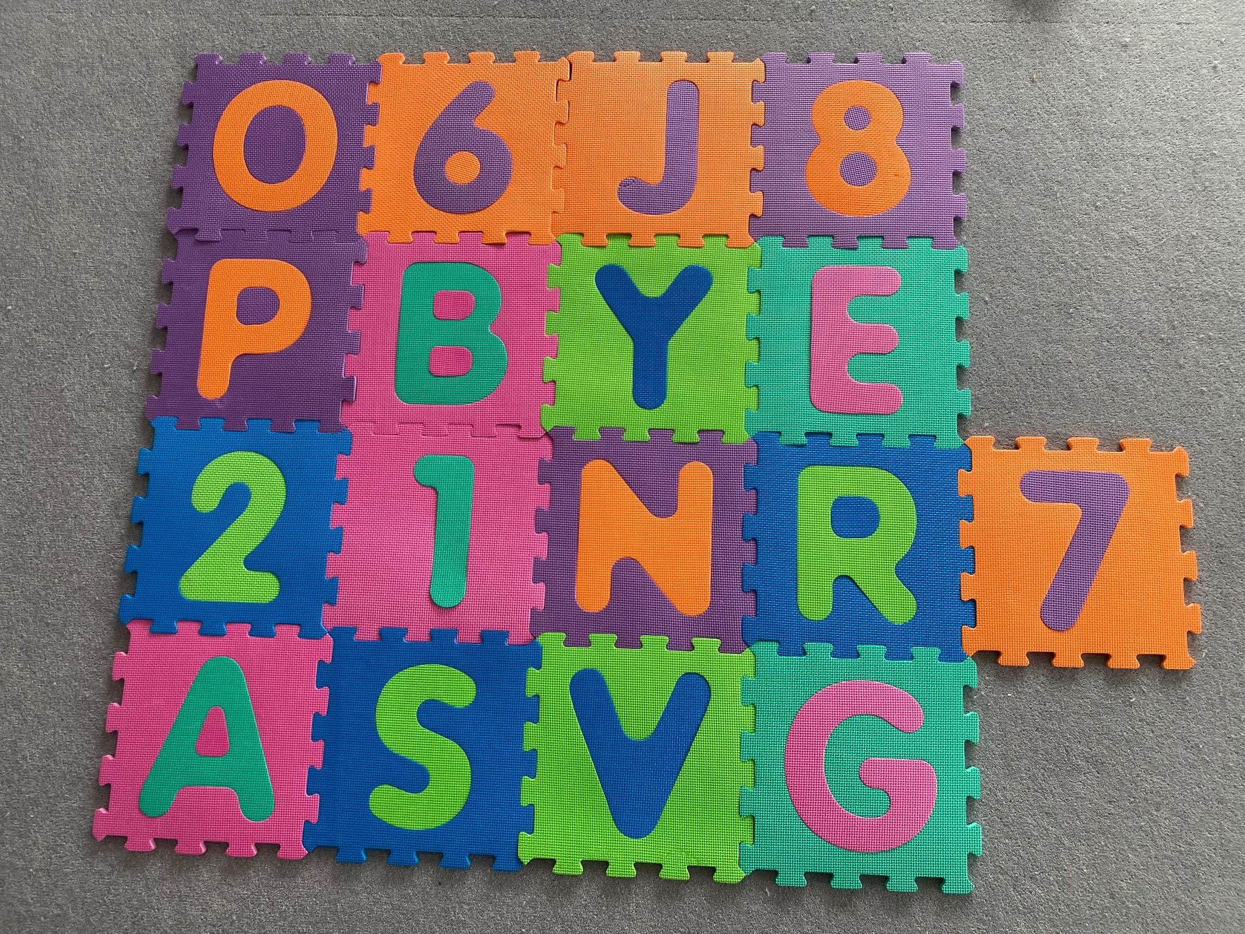Tappeto da gioco: Set klein: Buchstaben- und Zahlenmatte 17 Elemente – Usato da Trachslau venduto da M_Schmid81