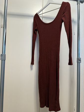 Dunkelrotes Strickkleid, Herbst-Look, Grösse 36/S