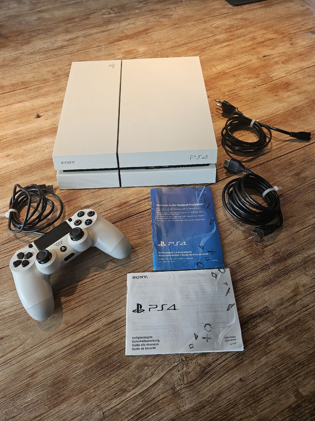 Sony Konsolen: Playstation 4 - Top Zustand - Inkl. Controller & Kabel! – Gebraucht aus Bertschikon Gossau von simla09
