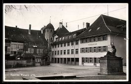 AK Wangen a. A., Kaserne, Panorama mit Statue