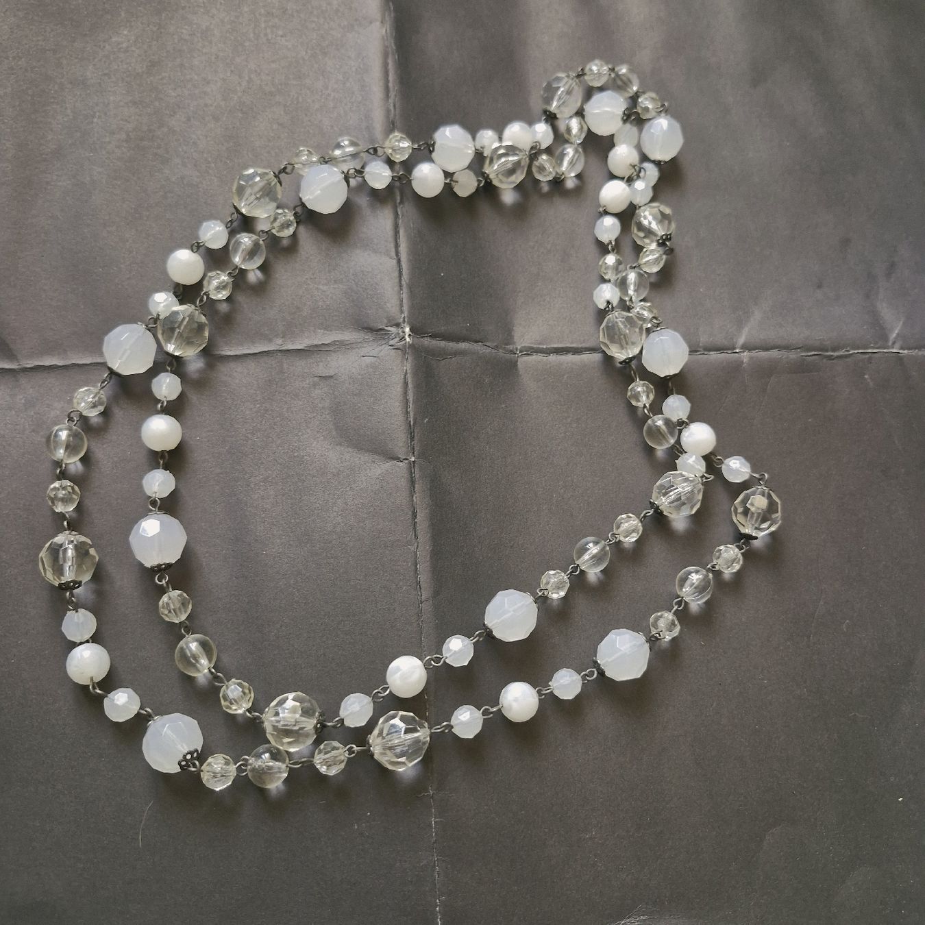 Colliers: Collier blanc et transparent – D'occasion à Neuchâtel par yas_zdb7
