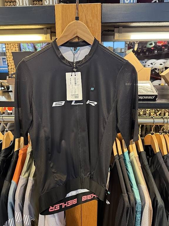 Canottiere & Pantaloni: Statements Training Jersey Black (Men) – Nuovo e nell'imballaggio originale da Zug venduto da welcomecycles