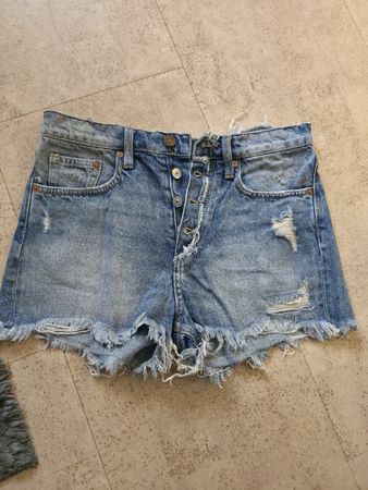 Leichte Boyfriend Jeansshorts mit Rissen, Grösse 34