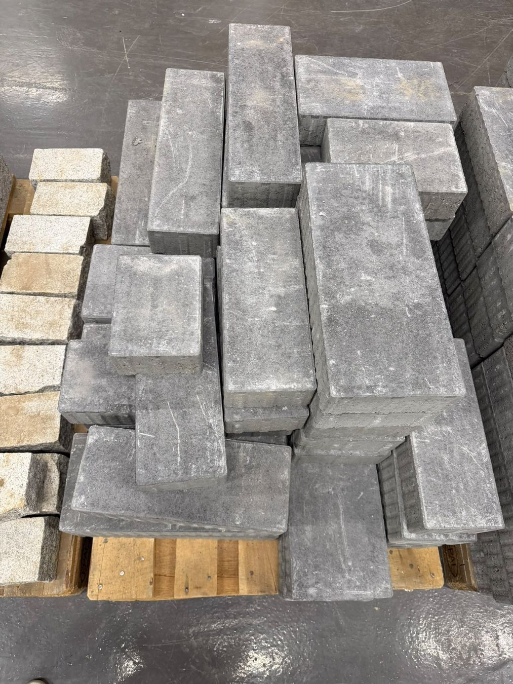 Pietre & tegole: Betonpflastersteine anthrazit, verschiedene Formate – Usato da Basel venduto da Lager_Outlet 2