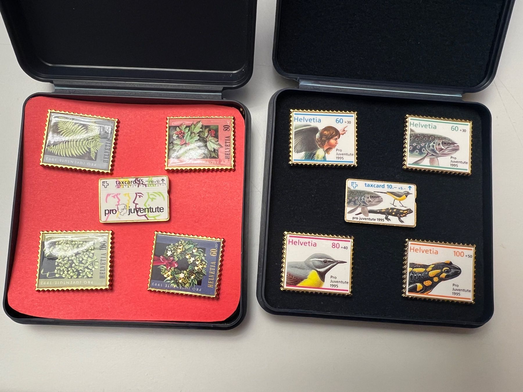 Tutti i francobolli: 2 Set Pro-Juventute-Pins 1993+1995 Briefmarken – Nuovo e nell'imballaggio originale da Vaduz venduto da Unikate-Markt