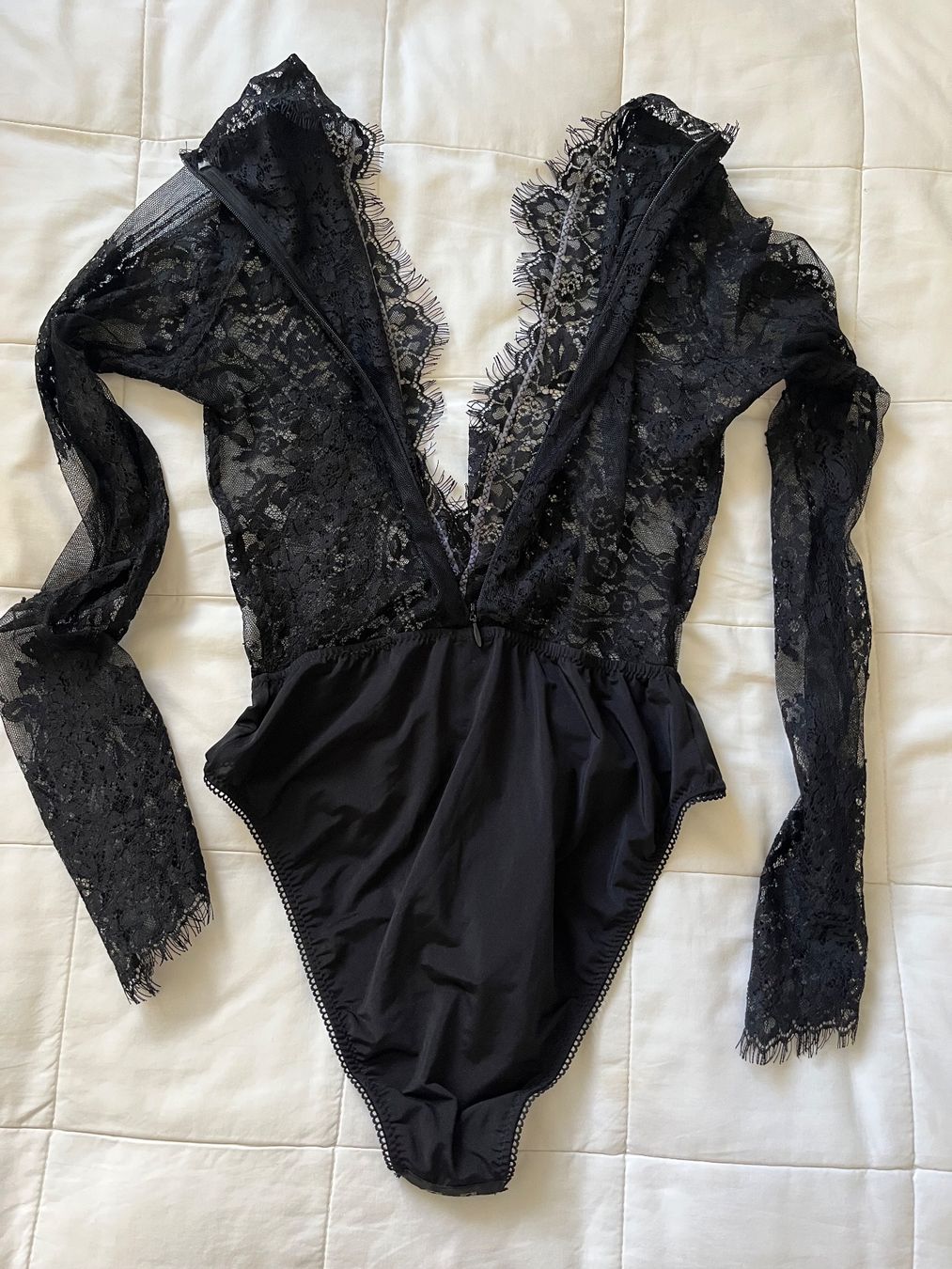 Top: New  lace body top size S – Nuovo (secondo la descrizione) da Chêne-Bougeries venduto da Seetooyoo