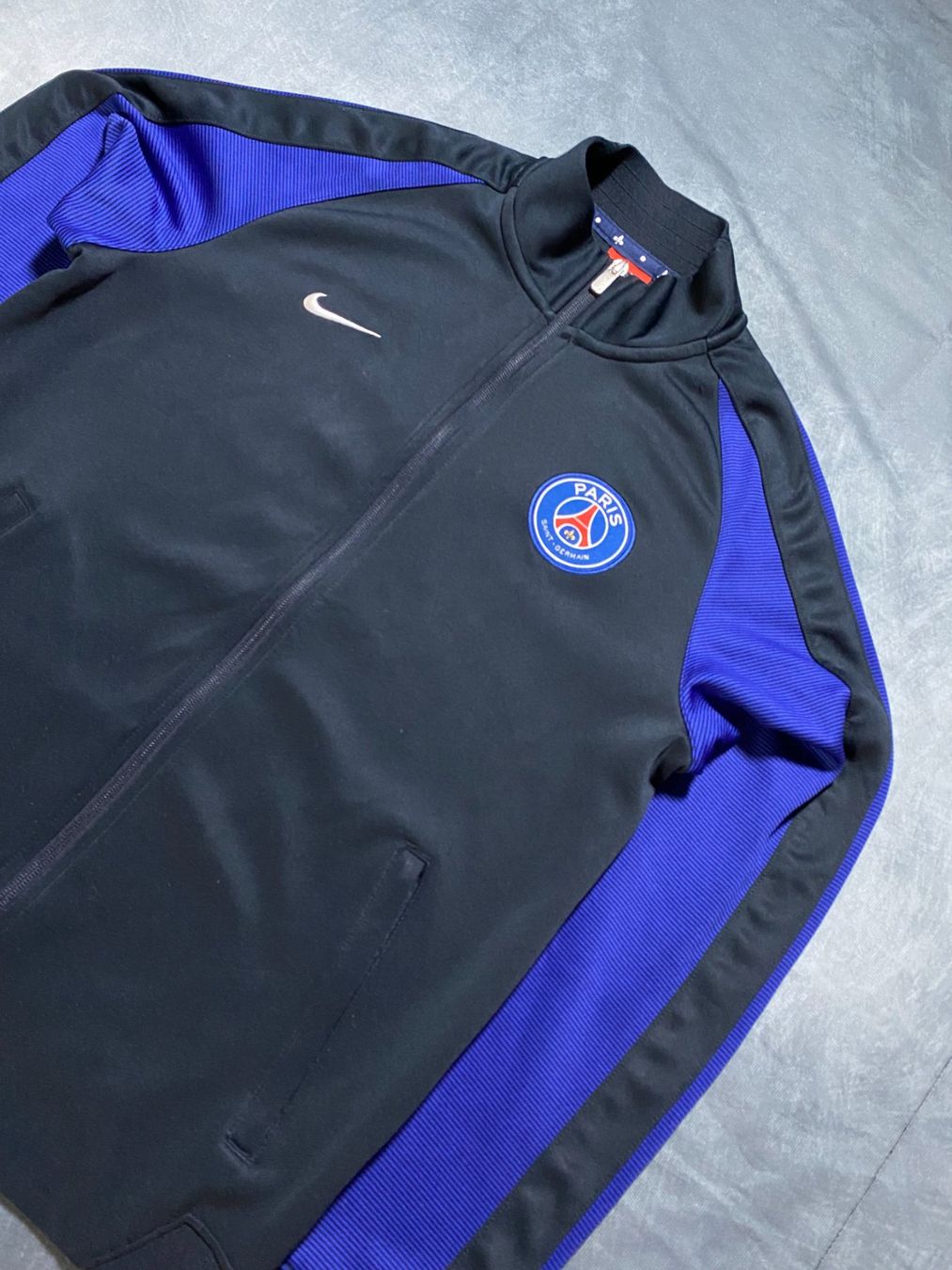 Nike Leibchen & Hosen: Nike PSG Trainingsjacke Dunkelblau M – Gebraucht aus Liestal von Octo_Vintage 1